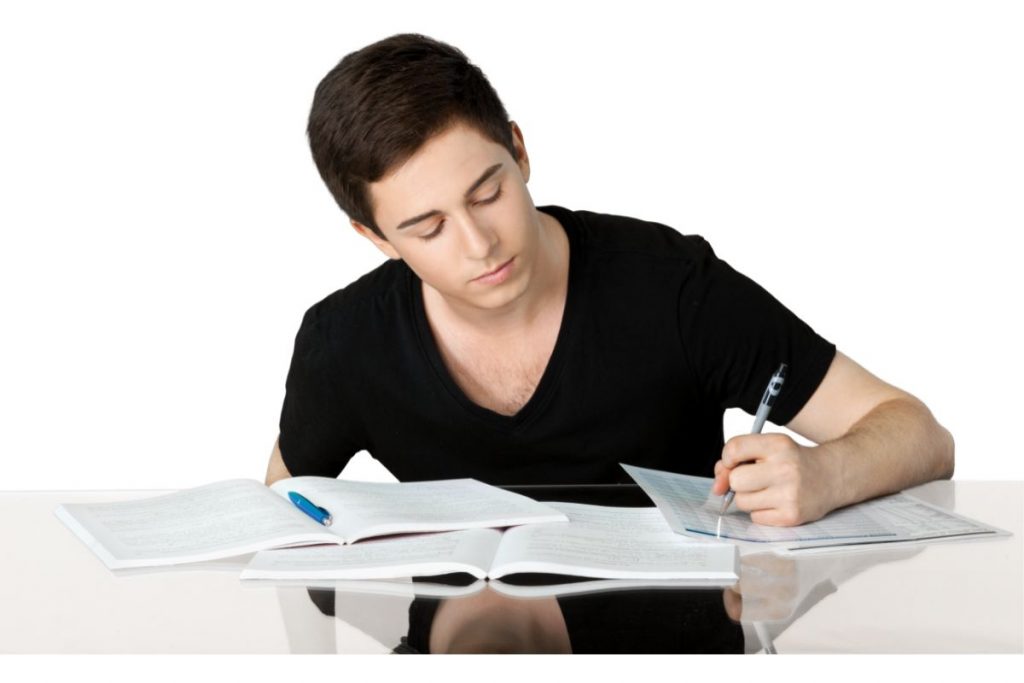 Homem estudando e fazendo anotações