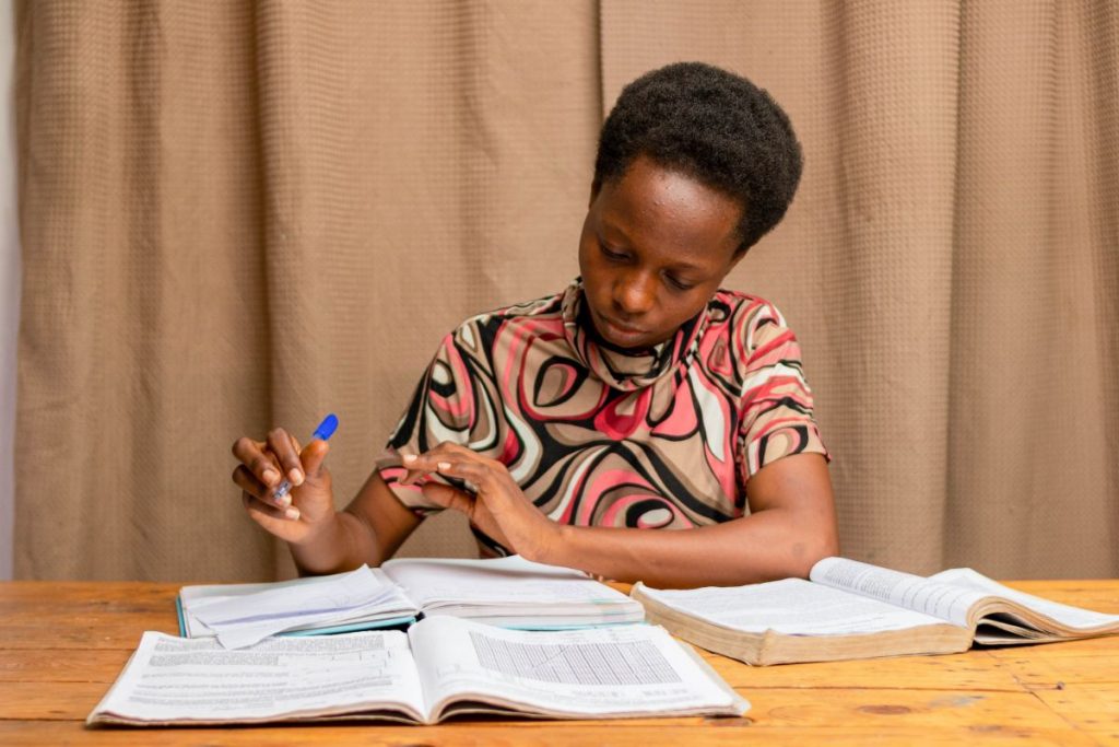 Mulher estudando com livros