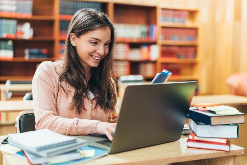 Mulher estudando para concurso