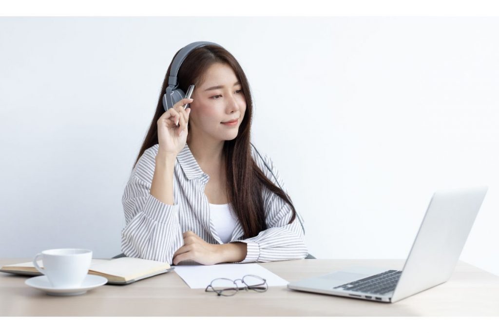 Mulher estudando por vídeo aula