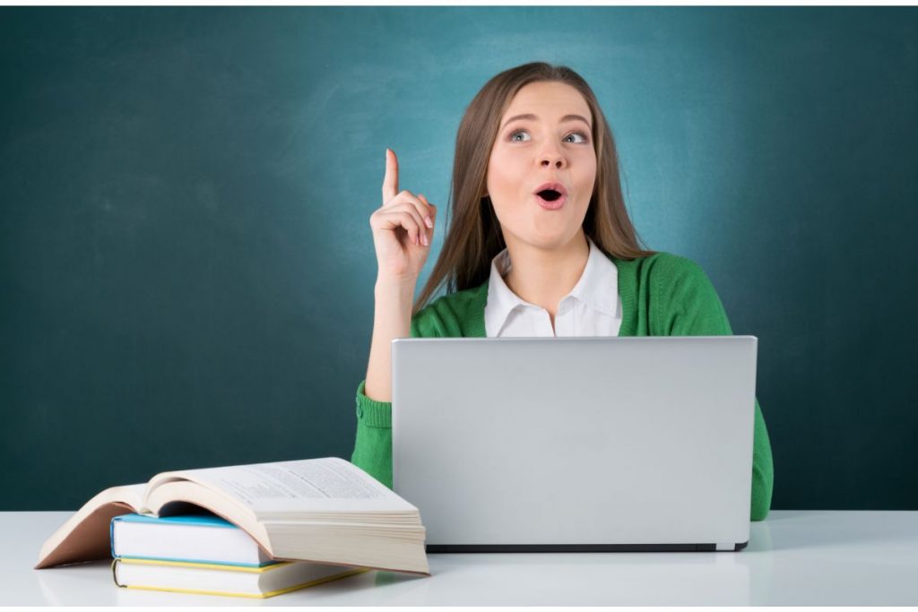 Mulher feliz enquanto estudava