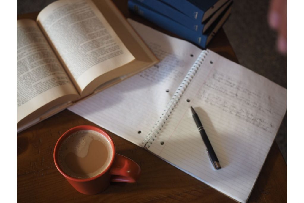 Xícara de café e livros sobre a mesa