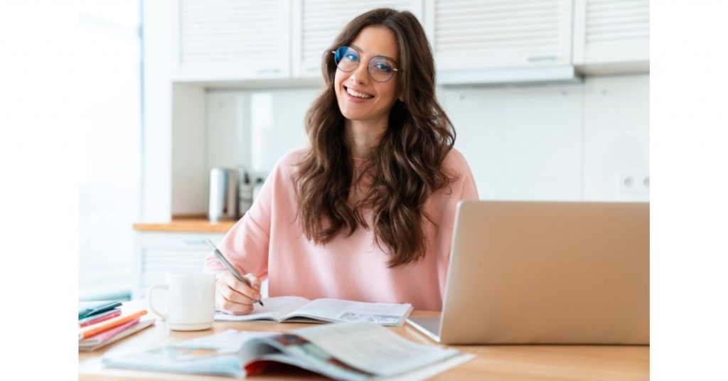 Mulher estudando em casa