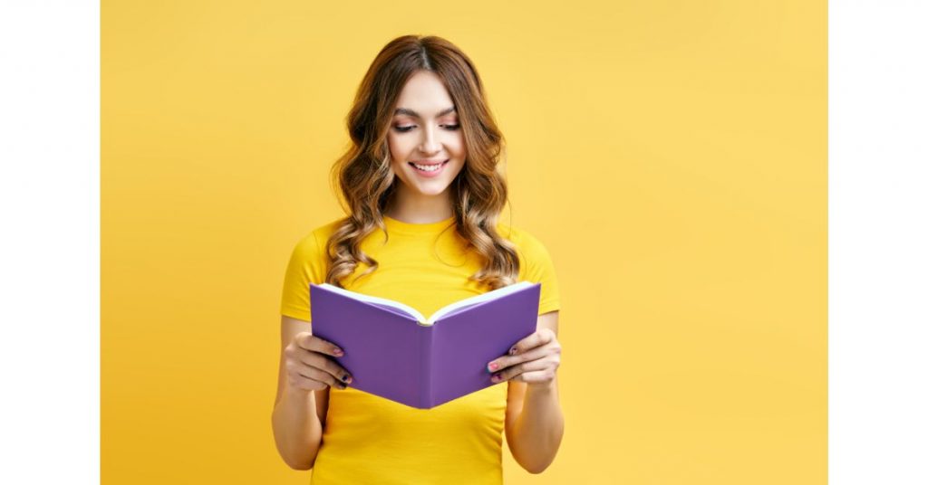 Mulher lendo um livro